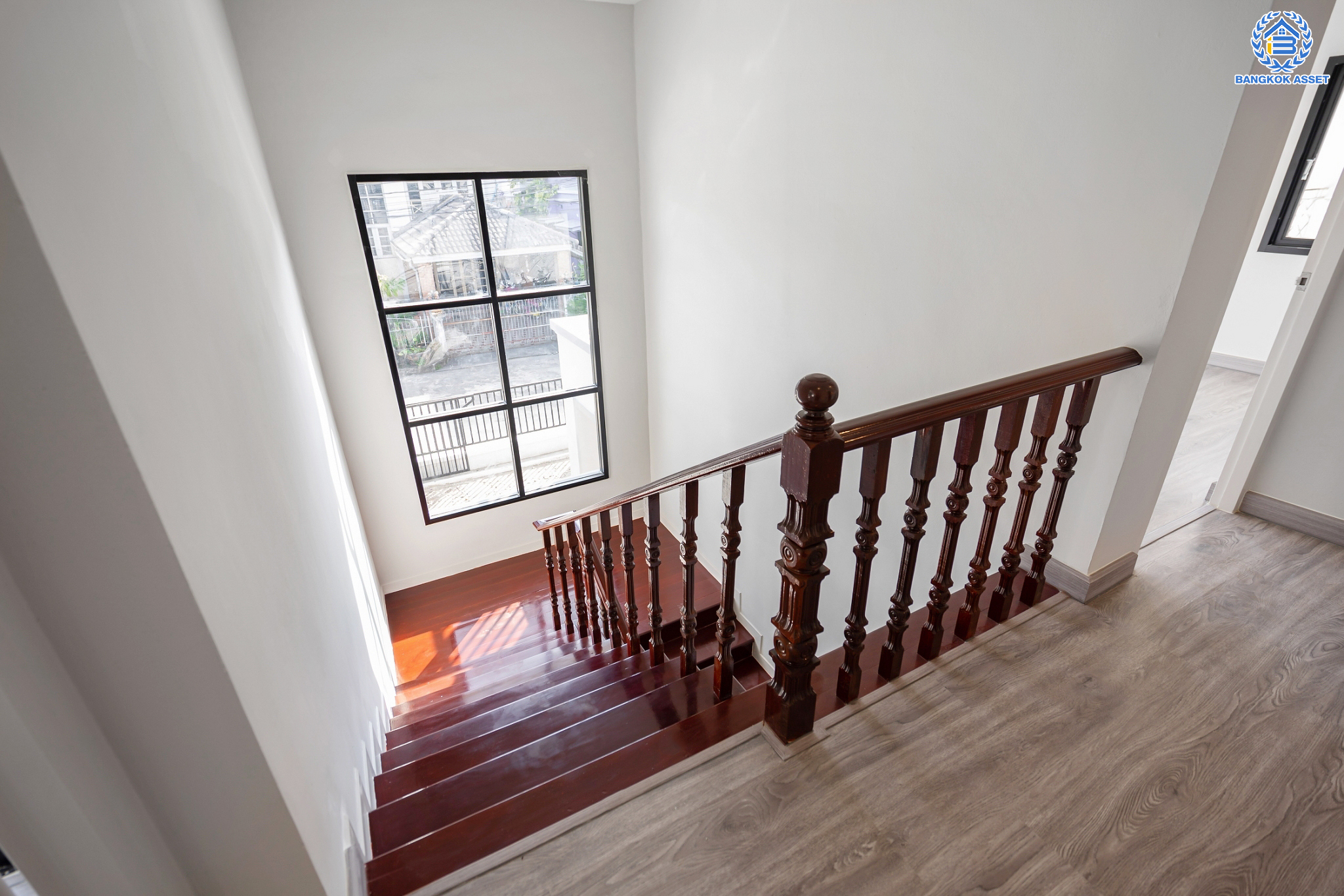 บ้านมือสองตกแต่งใหม่ ม.เพชรวัฒนะ เลียบคลองประปา บ้านเดี่ยว เนื้อที่ 50 ตร.ว. ฟังก์ชันพร้อม 3 ห้องนอน 3 ห้องน้ำ 1 ห้องอเนกประสงค์ จอดรถได้ 2 คัน บนทำเลเชื่อมต่อแจ้งวัฒนะ, ถนนศรีสมาน, ถนนสรงประภา เดินทางสะดวก ใกล้ทางด่วน "บางประอิน-ปากเกร็ด" และรถไฟฟ้าสายสีชมพู "สถานีศรีรัช"